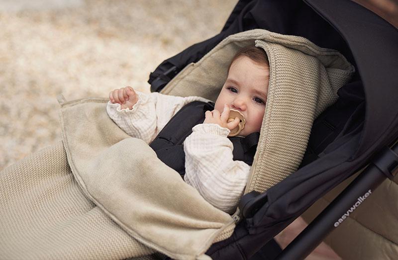 Vol Verwachting - Baby in voetenzak buiten