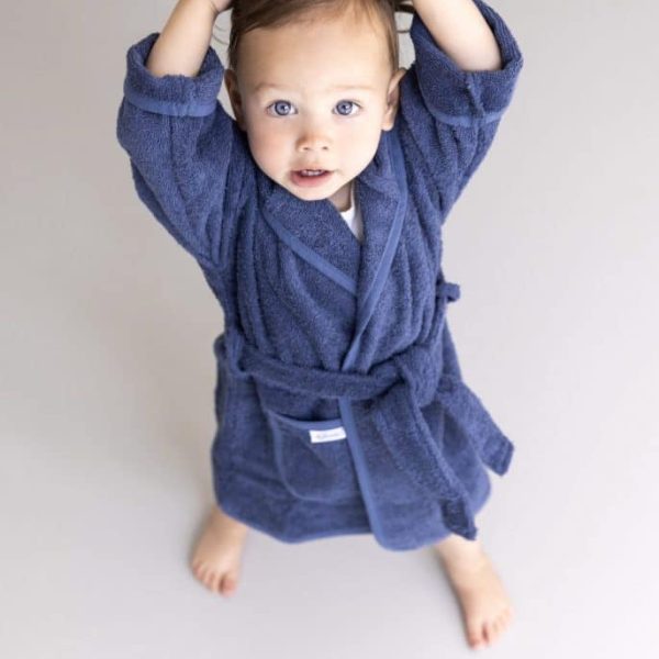 Vol Verwachting - Staande baby met blauw badjasje aan