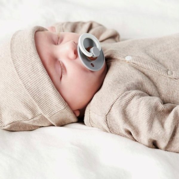 Vol Verwachting - Slapende baby in rompertje van katoenen stof