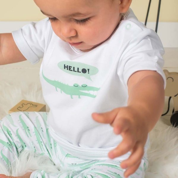 Vol Verwachting - baby in zomer t-shirt met krokodil die hello zegt