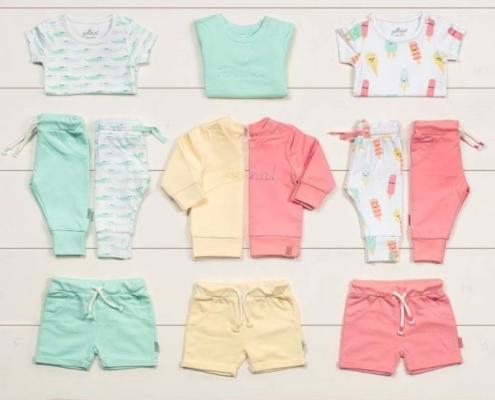 Vol Verwachting - Verschillende kleuren zomerkleertjes voor kinderen