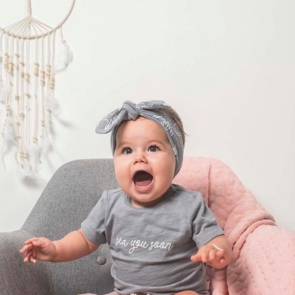 Vol Verwachting - Baby in stoel met hoofdband en zomerkleertjes