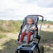 Vol Verwachting - Kind in buitenlucht in een buggy met inlegkussens