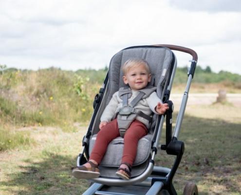 Vol Verwachting - Kind in buitenlucht in een buggy met inlegkussens