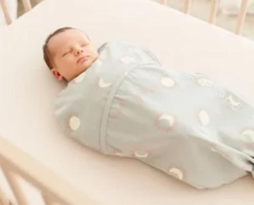 Vol Verwachting - Ingebakerde baby in slaap in de box