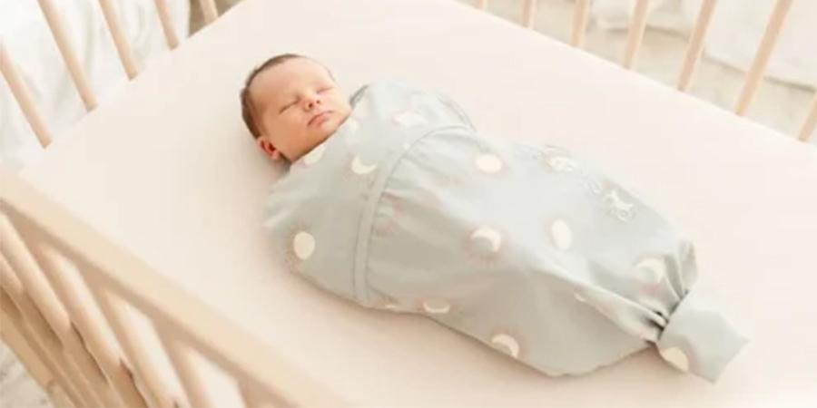 Vol Verwachting - Ingebakerde baby in slaap in de box