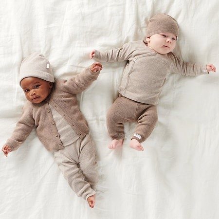 Vol Verwachting - Twee babies op een wit deken met mutjes op