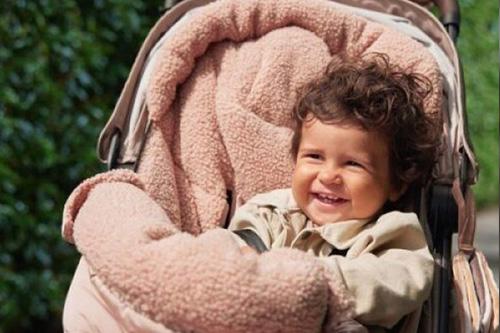 Vol Verwachting - Kind in buggy met een waar gebruik wordt gemaakt van een voetenzak