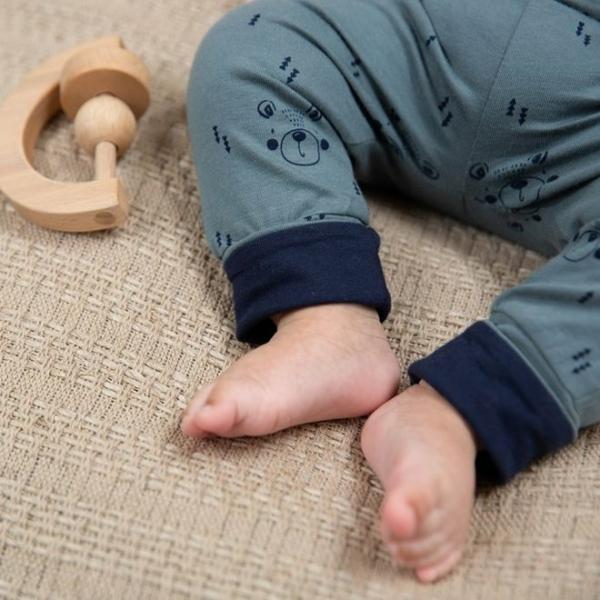 N271 Dirkje jongens babybroekje dusty green met print - Afbeelding 4